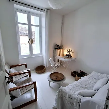 La Maison Ananda לינה וארוחת בוקר Aigre